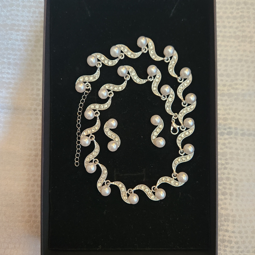 Silver and Pearl Jewelry Set